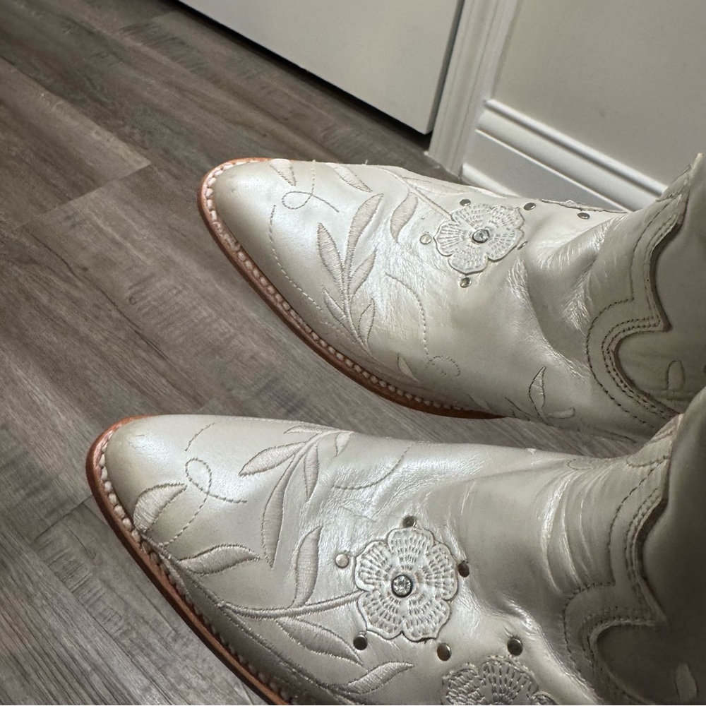 Ariat Romance Leather Flower Studded Western Cowboy Boots in Pearly White - Picture 7 of 10